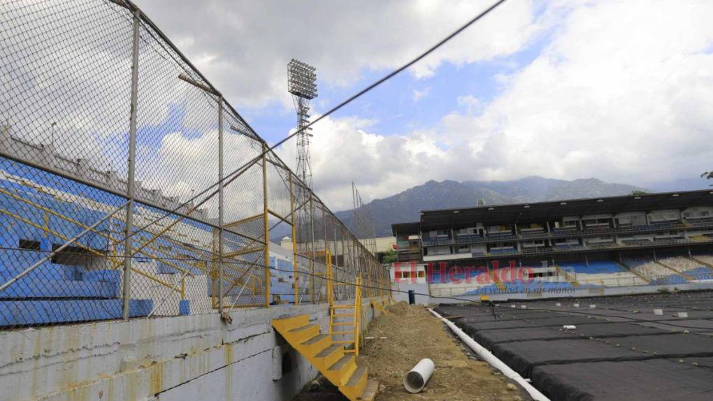 ¡Irreconocible! Así avanzan los trabajos de cambio de césped en el Estadio Morazán en la recta final