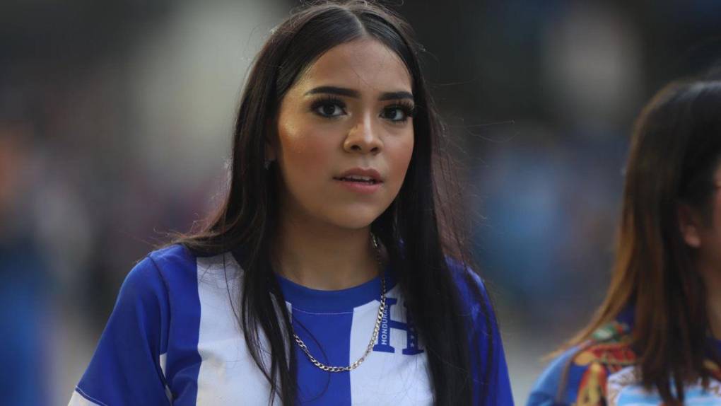 Guapas aficionadas embellecen la previa del Honduras vs Haití en Charlotte