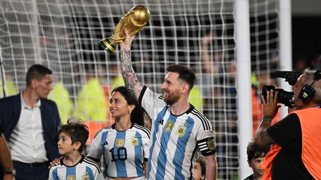 Polémica foto, Messi ovacionado y locura total: las imágenes de la fiesta de Argentina