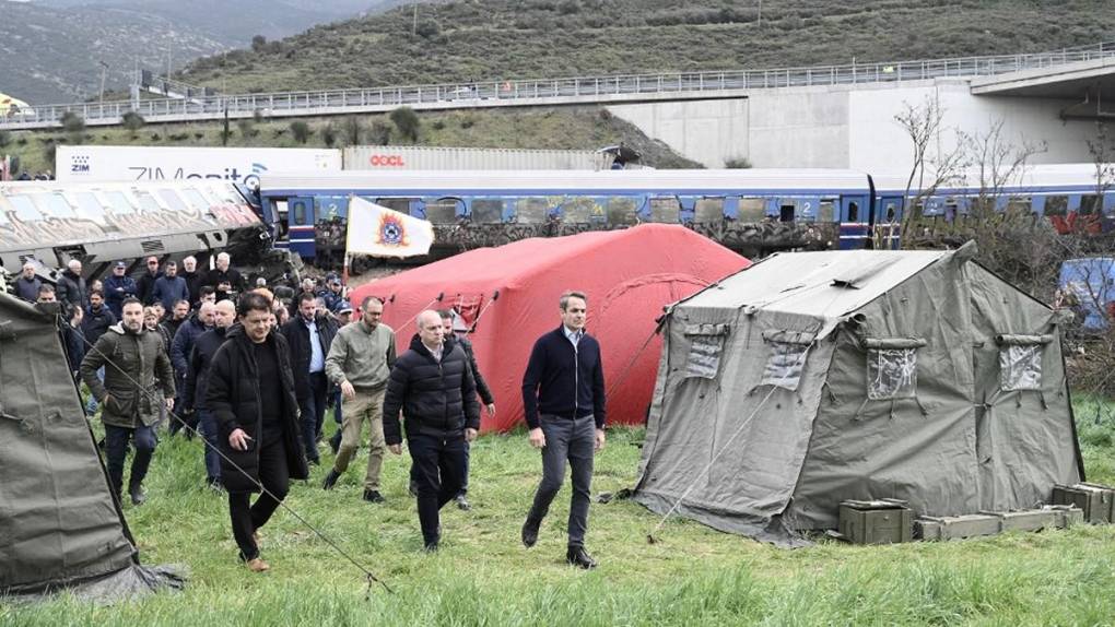 Vagones pulverizados y cuerpos carbonizados tras accidente de tren mortal en Grecia