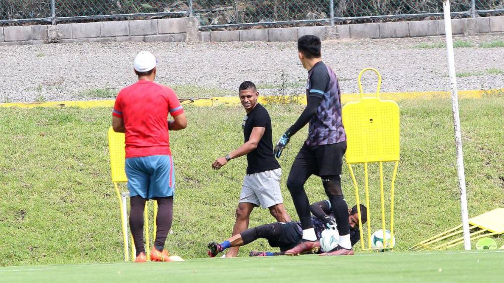 Risas, trabajo arduo y un invitado especial en el entrenamiento del Olimpia este martes