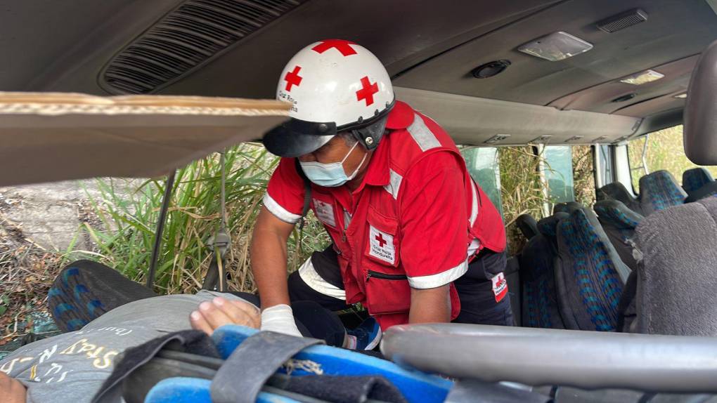 Las imágenes que dejó el accidente de un rapidito en el bulevar Fuerzas Armadas