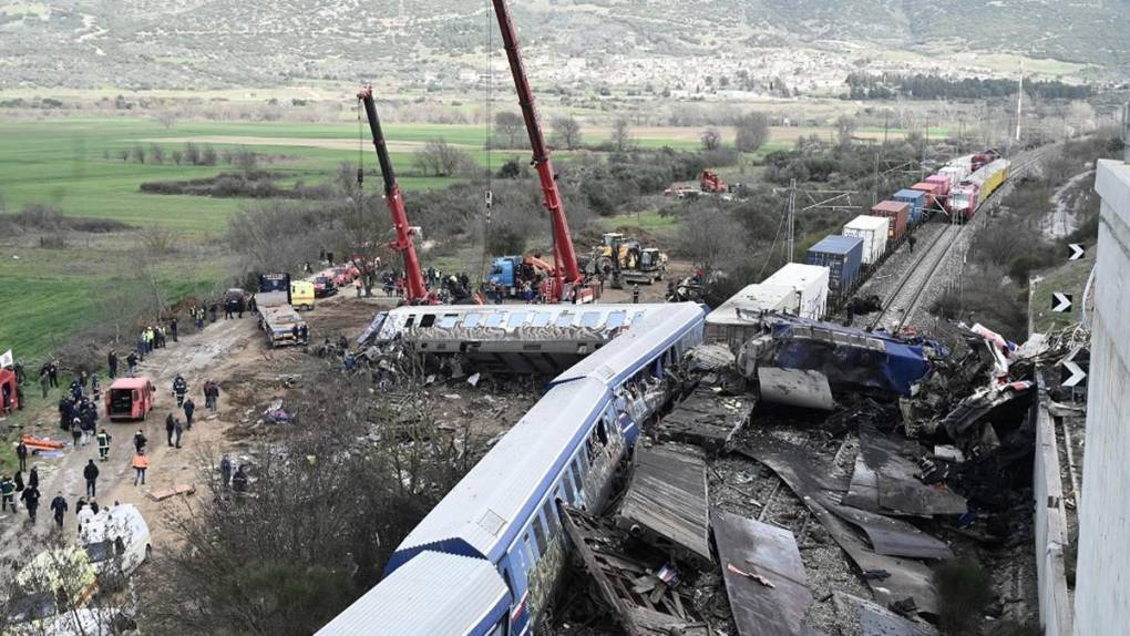 Vagones pulverizados y cuerpos carbonizados tras accidente de tren mortal en Grecia