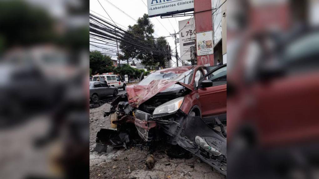 Heridos, un carro destruido y zonas sin energía eléctrica: detalles del accidente en el bulevar Morazán