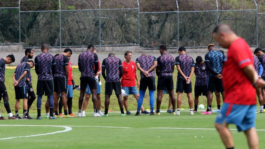 Risas, trabajo arduo y un invitado especial en el entrenamiento del Olimpia este martes