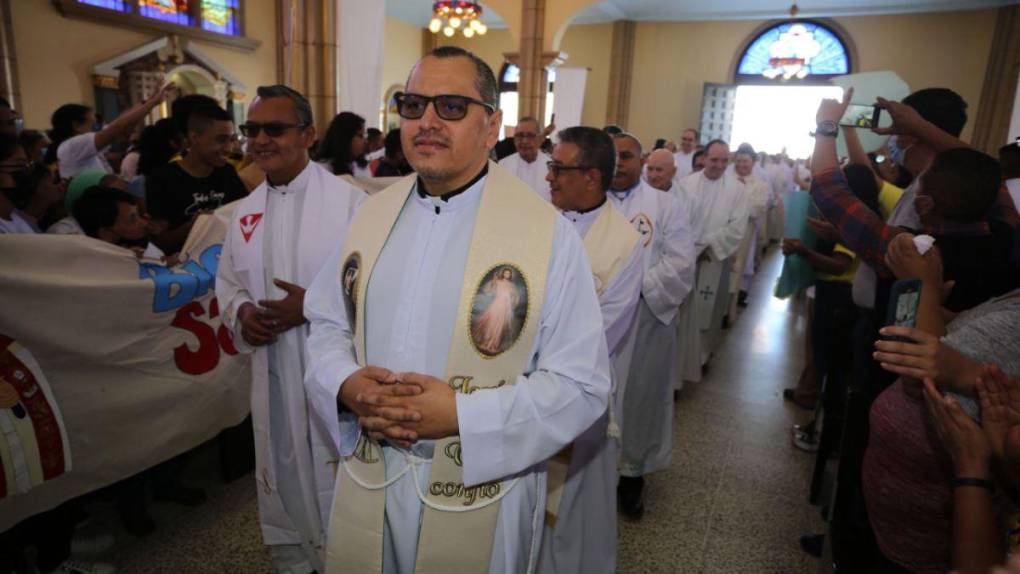 Con gozo y renovación de votos se celebra la Misa Crismal este Jueves Santo en la capital