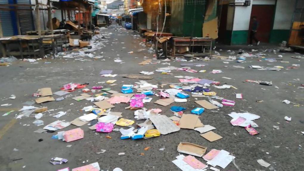 Mercados capitalinos amanecen inundados de basura tras festejos de Año Nuevo