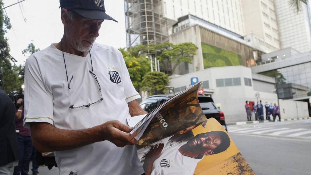 A las puertas del hospital donde murió Pelé, sus seguidores lloran al astro