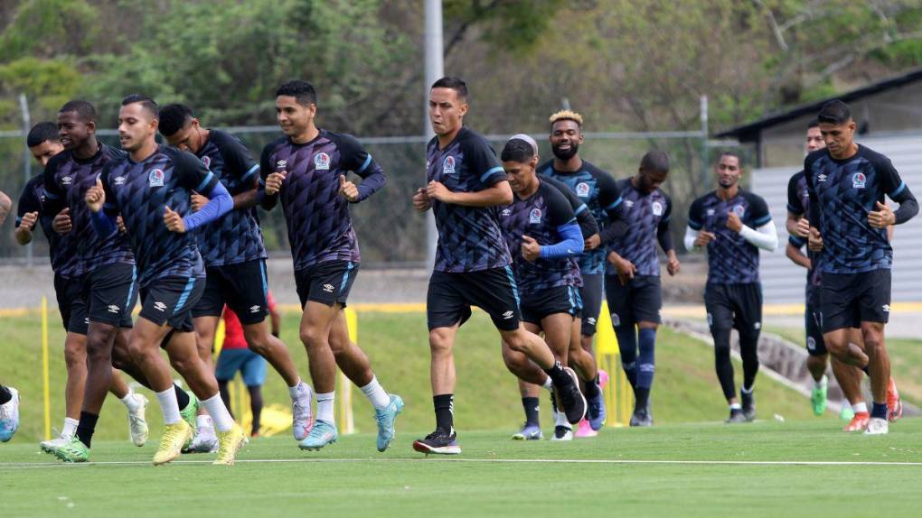 Risas, trabajo arduo y un invitado especial en el entrenamiento del Olimpia este martes