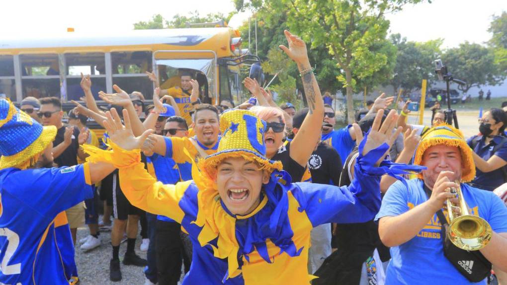 ¡Invasión felina! Barra de Tigres llega al Olímpico para el partido frente a Motagua