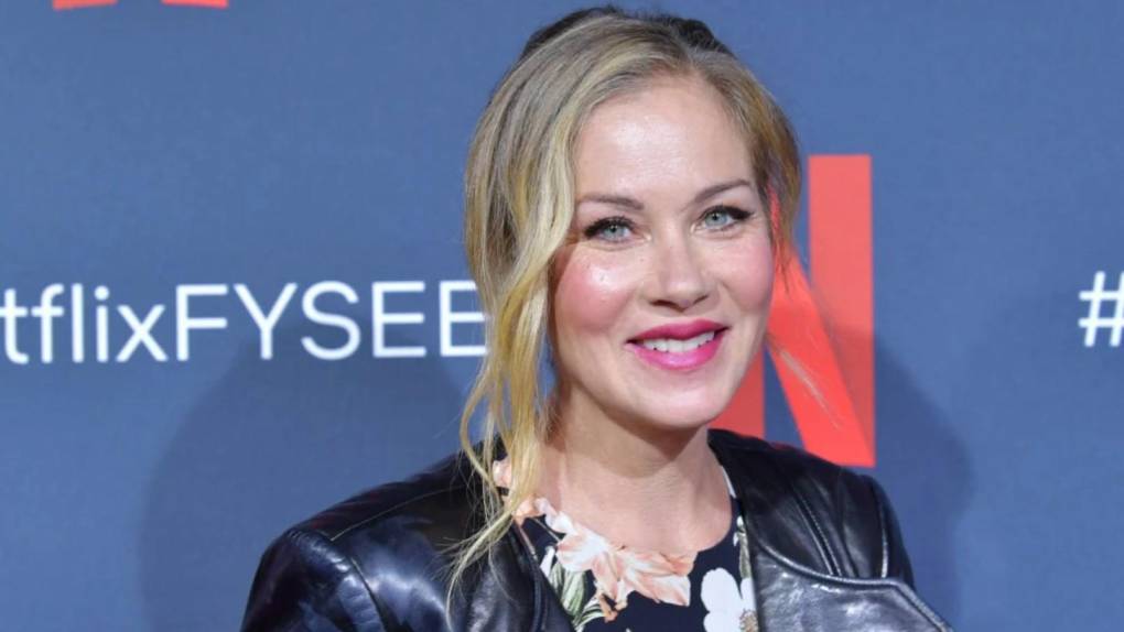 Christina Applegate relata lo duro que es vivir con esclerosis múltiple: “Los bastones son parte de mi nueva normalidad”