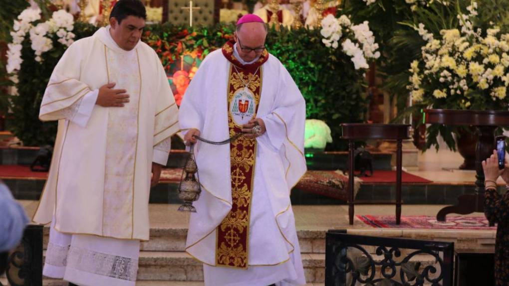 Con gozo y renovación de votos se celebra la Misa Crismal este Jueves Santo en la capital