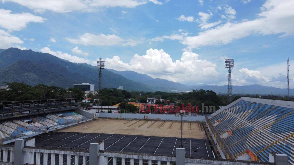 ¡Irreconocible! Así avanzan los trabajos de cambio de césped en el Estadio Morazán en la recta final