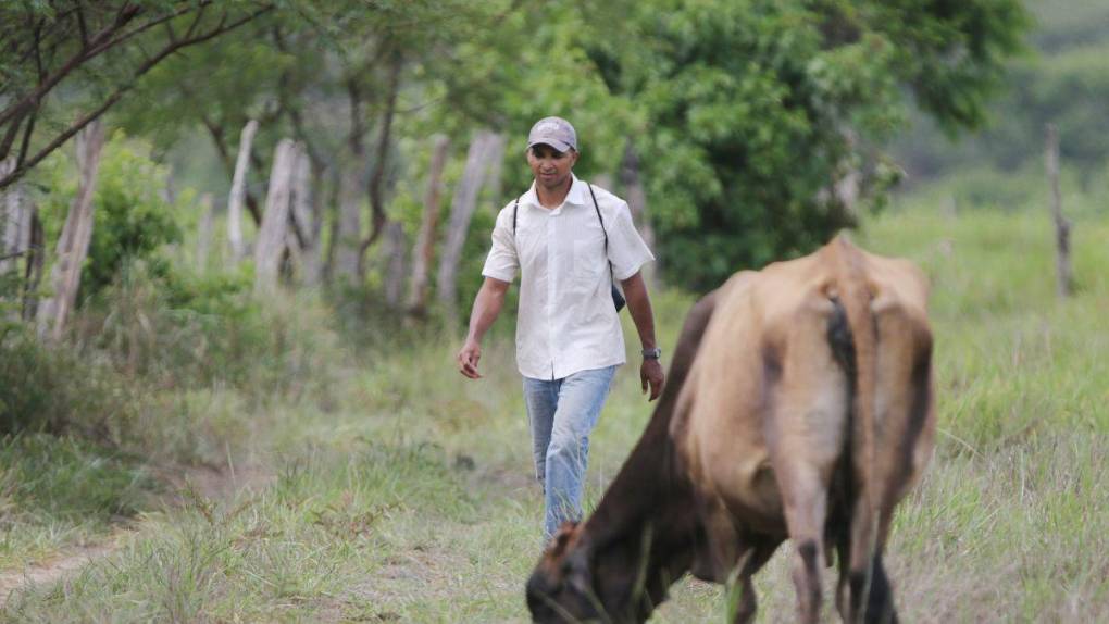 Entre el campo y el fútbol: así es la vida de Donis Escober tras su retiro con Olimpia