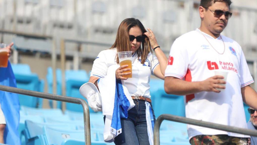 Guapas aficionadas embellecen la previa del Honduras vs Haití en Charlotte