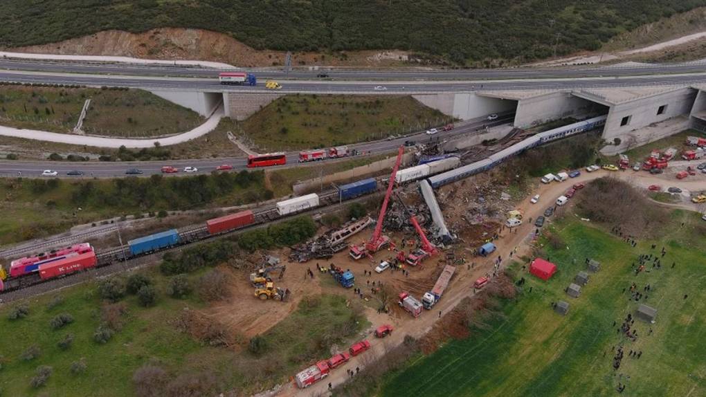 Vagones pulverizados y cuerpos carbonizados tras accidente de tren mortal en Grecia