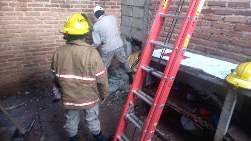 Así rescataron a hombre que quedó atrapado entre dos muros al intentar ingresar a una casa en Olancho