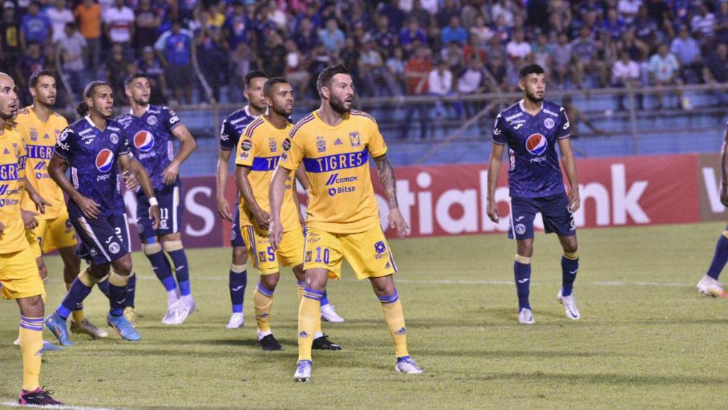 Ovación, autógrafos y complicidad con los niños: así fue el paso de Gignac por Honduras