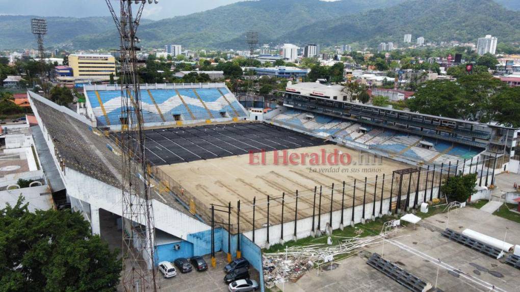 ¡Irreconocible! Así avanzan los trabajos de cambio de césped en el Estadio Morazán en la recta final