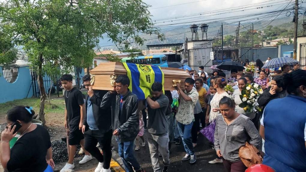 “Adiós Francis, nunca te olvidaremos”: sepultan a Francis Rosmery Ochoa, la joven atropellada en el bulevar Morazán