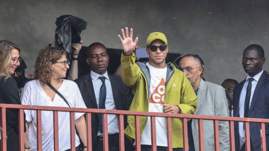 Locura por Mbappé durante su sorpresiva visita a Camerún