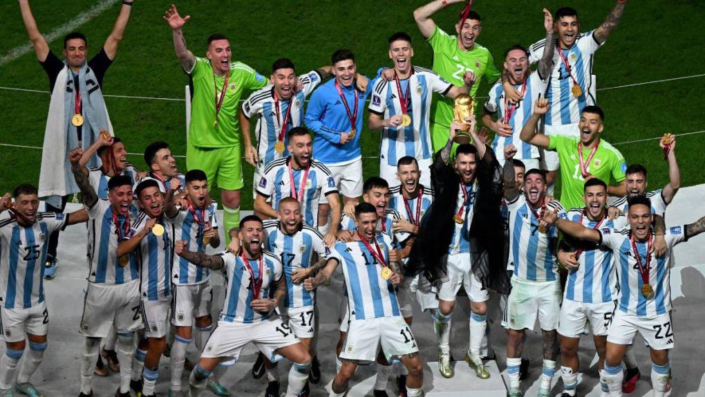 Así fue el momento en que Argentina levantó la Copa del Mundo