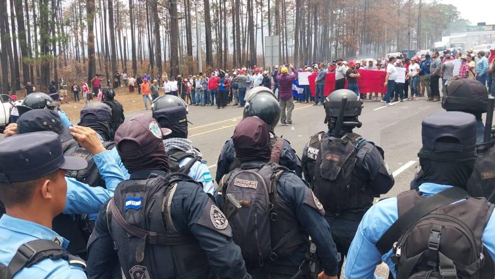 En zafarrancho y desalojo con agua terminó protesta de policías depurados en la carretera CA-5