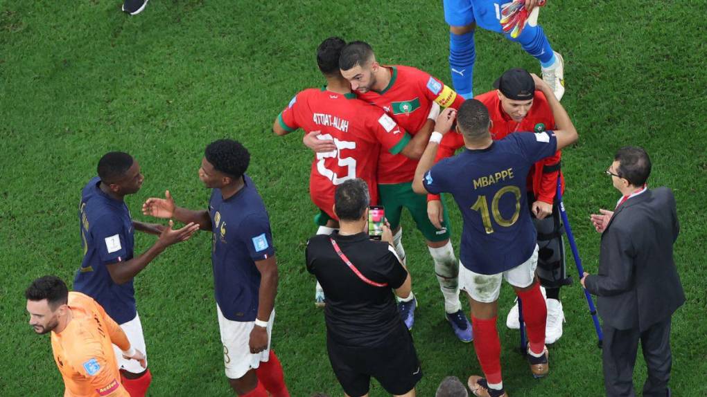 ¡Respeto total! Los gestos de los jugadores de Francia con los de Marruecos tras avanzar a la final