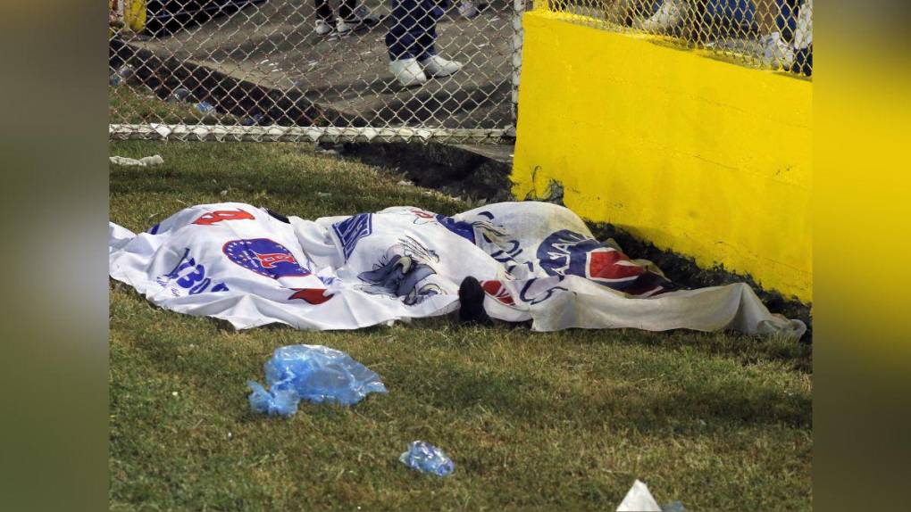 Desesperación, llanto y muerte deja estampida en el estadio Cuscatlán de El Salvador