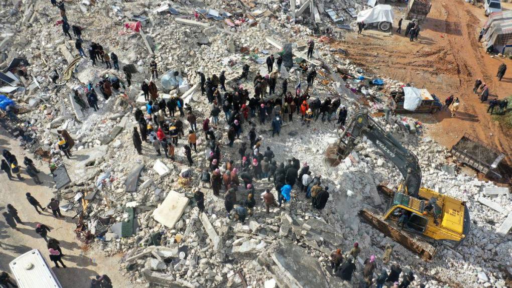 Luto, destrucción y miedo: las imágenes tras el fatal sismo en Turquía y Siria