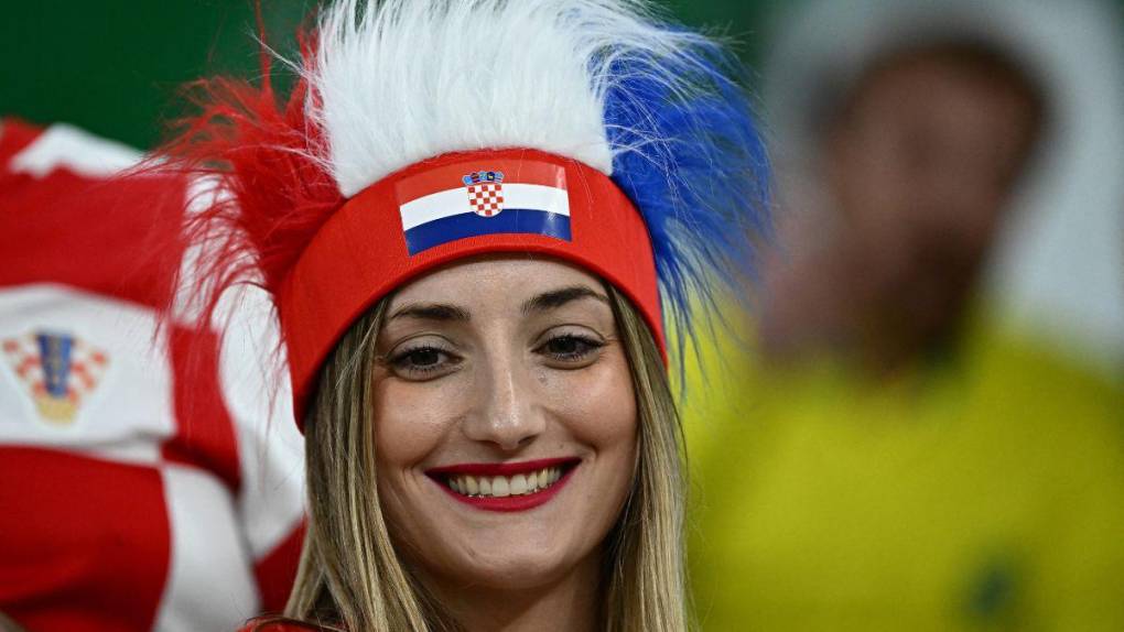 ¡Duelo de bellezas! Hermosas aficionadas de Croacia y Brasil engalanan las graderías en Qatar