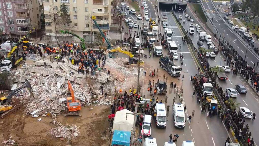 Luto, destrucción y miedo: las imágenes tras el fatal sismo en Turquía y Siria