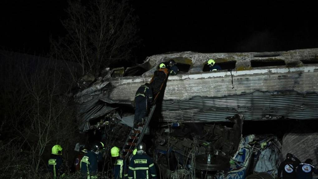 Vagones pulverizados y cuerpos carbonizados tras accidente de tren mortal en Grecia