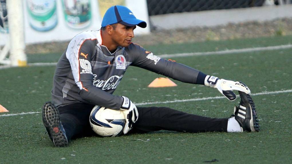 Entre el campo y el fútbol: así es la vida de Donis Escober tras su retiro con Olimpia