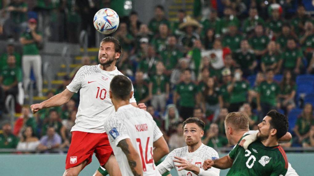 Fiesta tricolor, Ochoa héroe y Lewandowski villano: El empate entre México y Polonia en imágenes