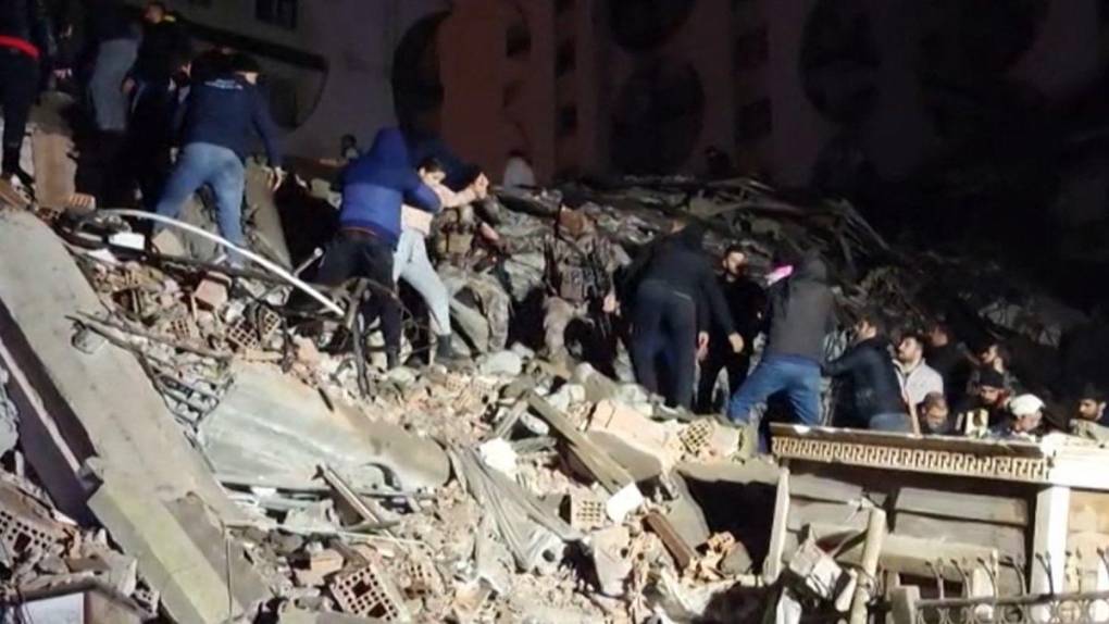 Luto, destrucción y miedo: las imágenes tras el fatal sismo en Turquía y Siria