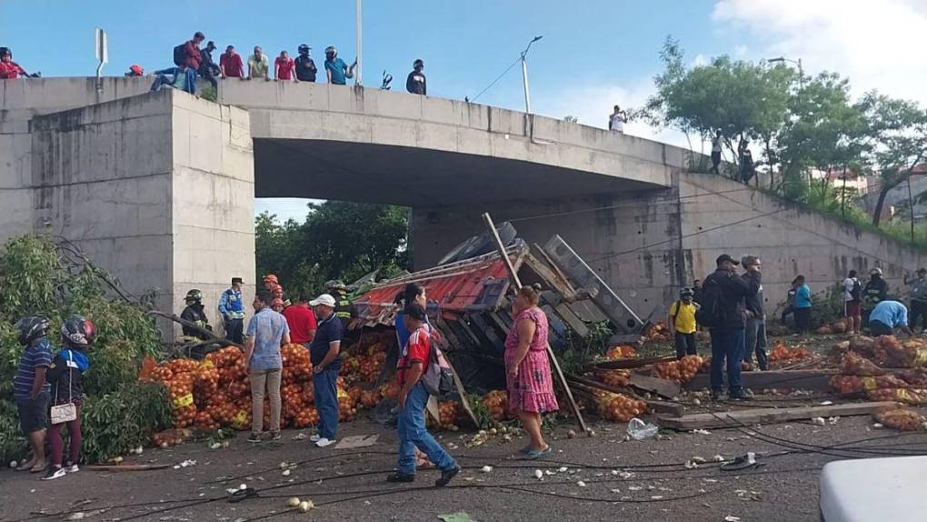 Arrasó con todo: así fue el fatal accidente del camión sin frenos que se volcó en la colonia Villanueva