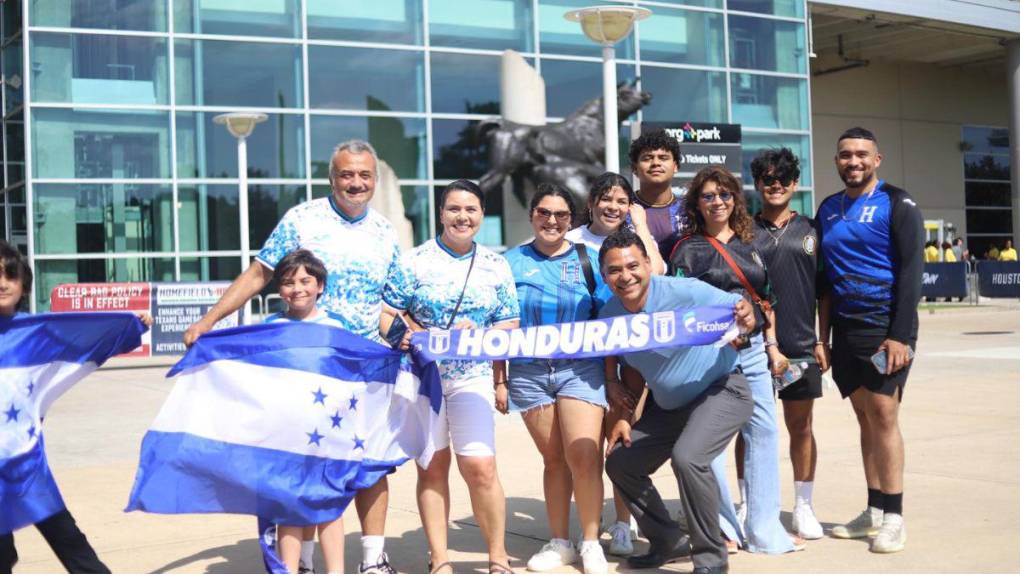 Gran ambiente: aficionados llegan al NRG Stadium para presenciar el Honduras-México en la Copa Oro 2023