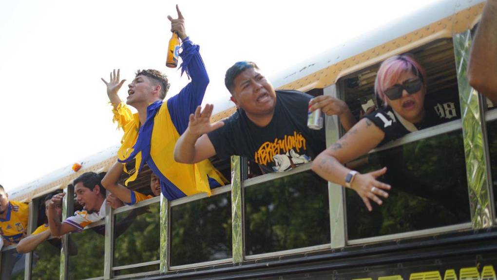 ¡Invasión felina! Barra de Tigres llega al Olímpico para el partido frente a Motagua