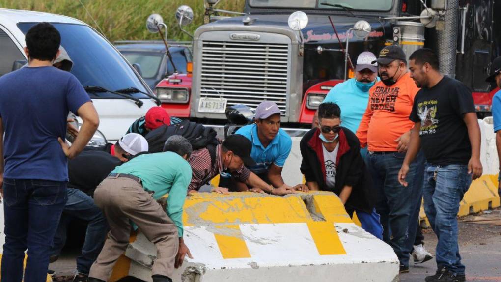 Semáforos, rotonda y buses, las exigencias de vendedores de Perisur