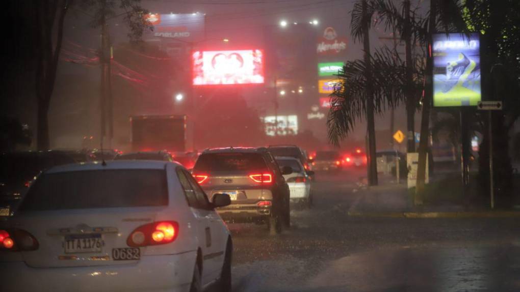 Torrenciales aguaceros y calles inundadas: las imágenes de las lluvias en San Pedro Sula