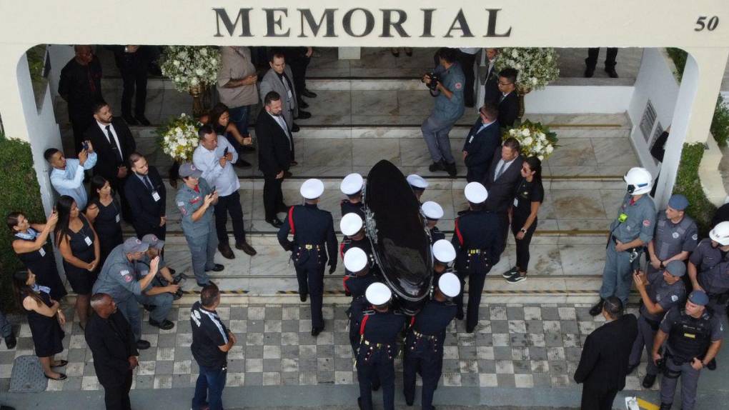 Entre lágrimas y sentidos homenajes: así fue la llegada de Pelé al cementerio en donde será enterrado