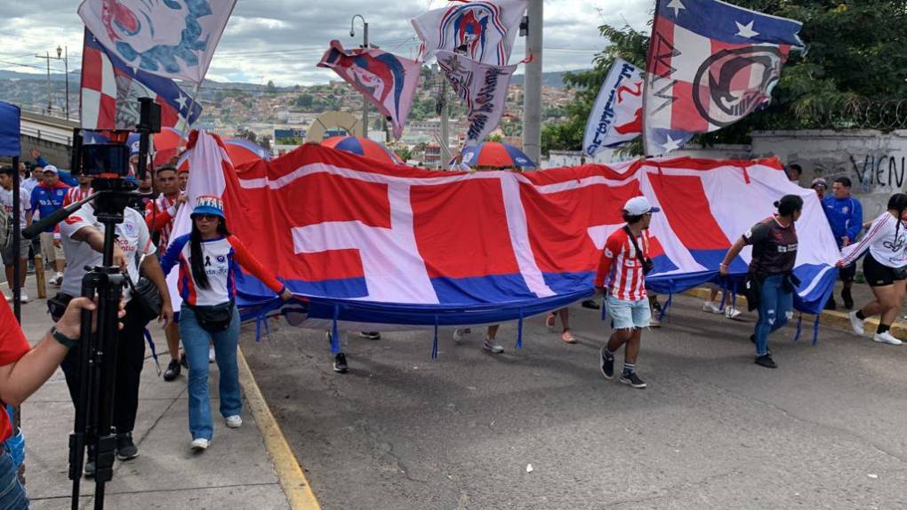 ¡Banderazo! Impresionante llegada de la Ultra Fiel para apoyar al Olimpia