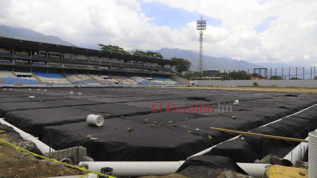 ¡Irreconocible! Así avanzan los trabajos de cambio de césped en el Estadio Morazán en la recta final