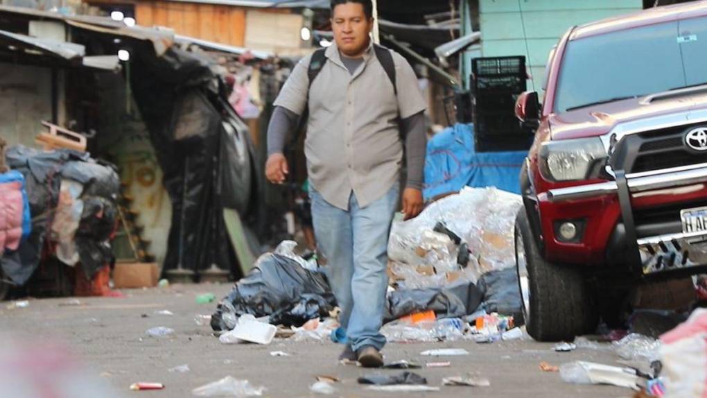 Mercados capitalinos amanecen inundados de basura tras festejos de Año Nuevo