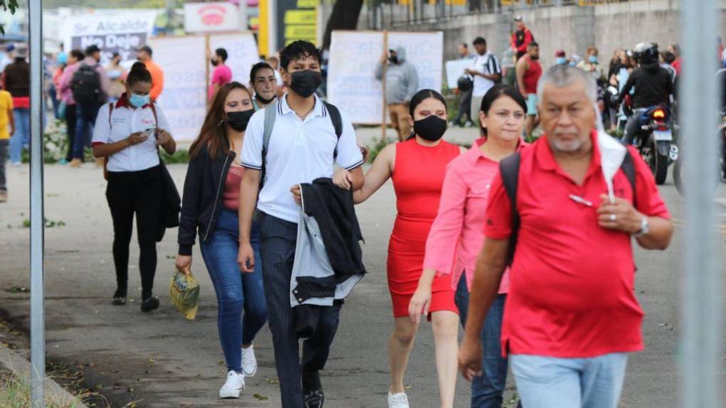 Semáforos, rotonda y buses, las exigencias de vendedores de Perisur