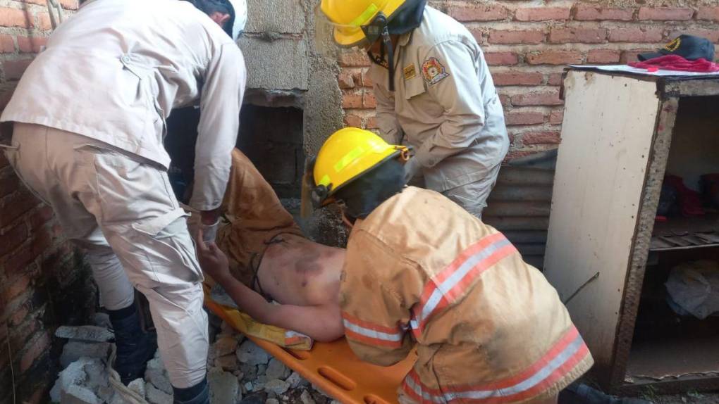 Así rescataron a hombre que quedó atrapado entre dos muros al intentar ingresar a una casa en Olancho