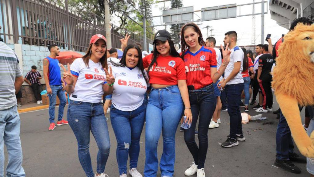 Bellas aficionadas cautivan en la final entre Olimpia y Olancho FC