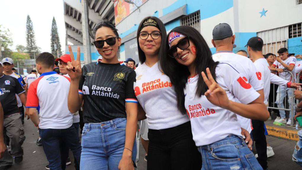 Bellas aficionadas cautivan en la final entre Olimpia y Olancho FC