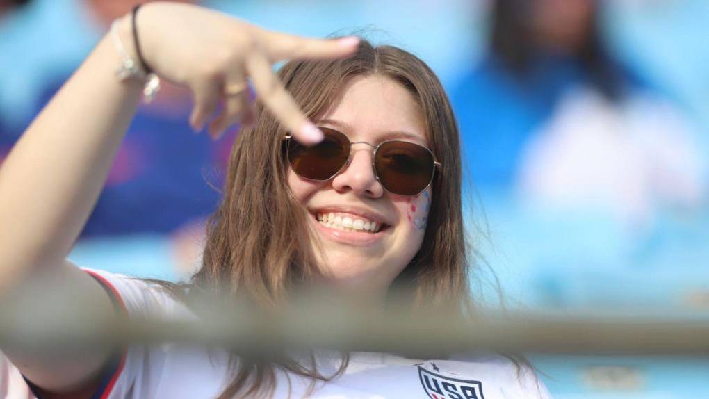 Guapas aficionadas embellecen la previa del Honduras vs Haití en Charlotte